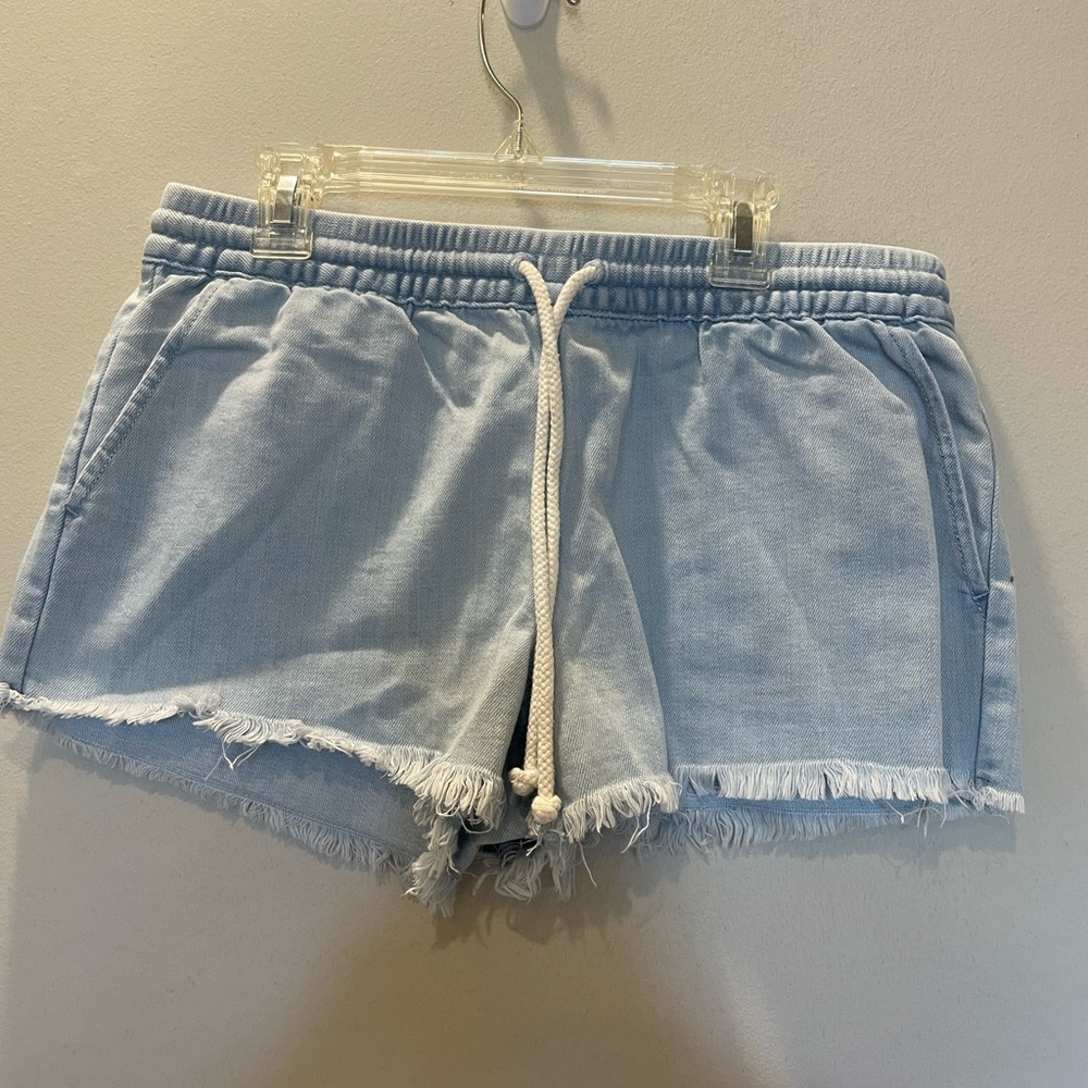 Light denim shorts with tie